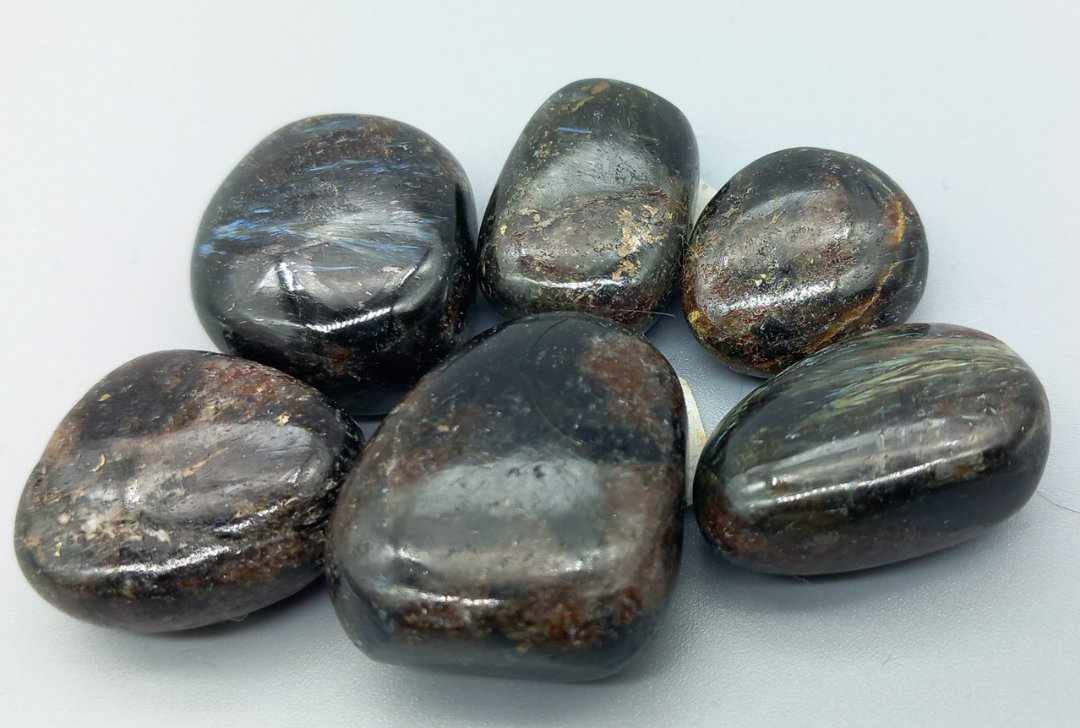 Astrophyllite / Astrofyllitt
Tromlet stein ca 1 - 2,5 cm