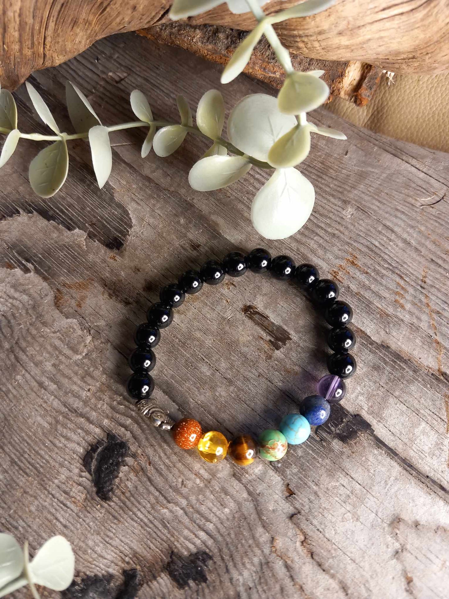 Armbånd i svart polert agat med chakraperler