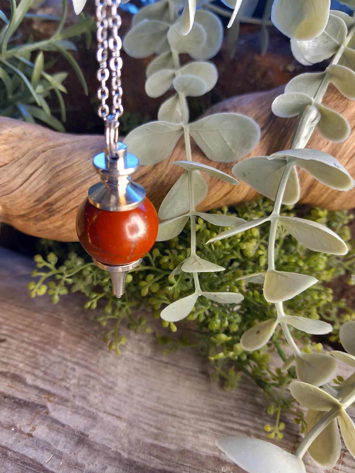 Rød Jasper Pendulumsmykke.