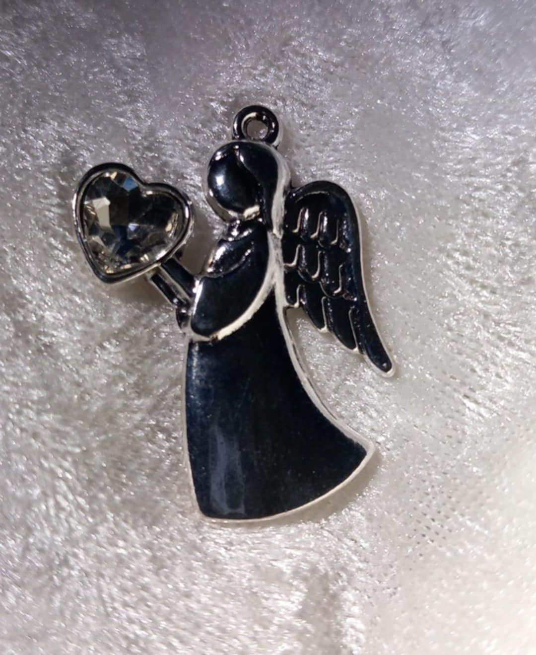 Beskyttelsesengel i metall.