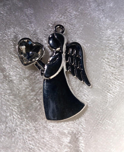 Beskyttelsesengel i metall.