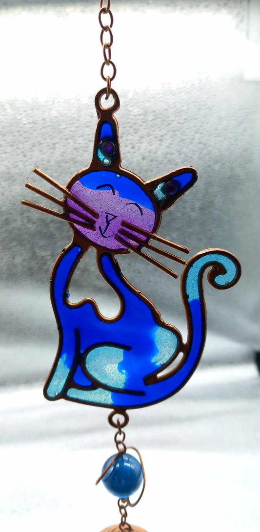Vindspill og solfanger blå katt