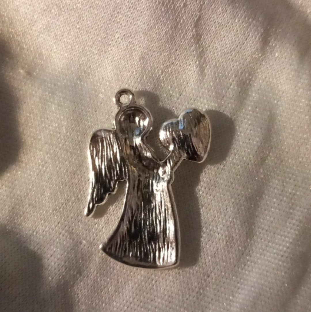 Beskyttelsesengel i metall.