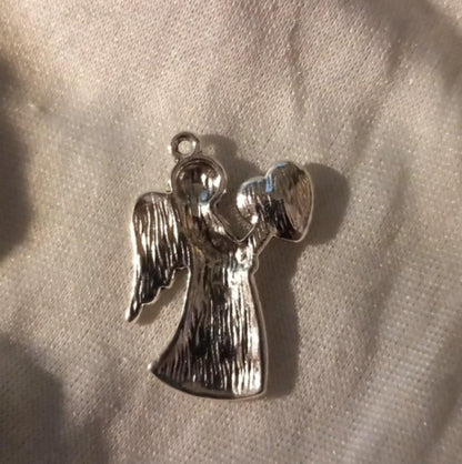 Beskyttelsesengel i metall.