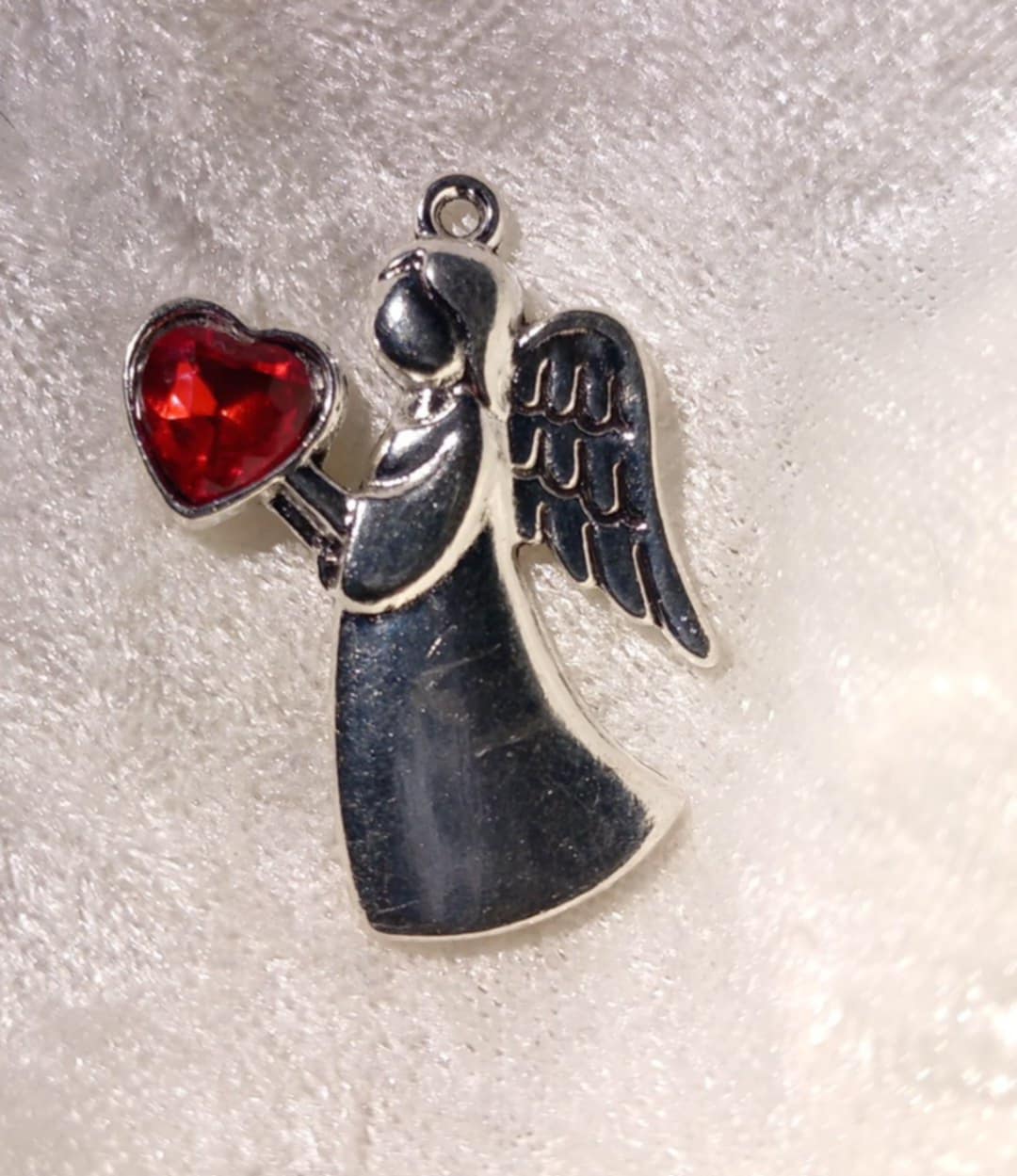 Beskyttelsesengel i metall.