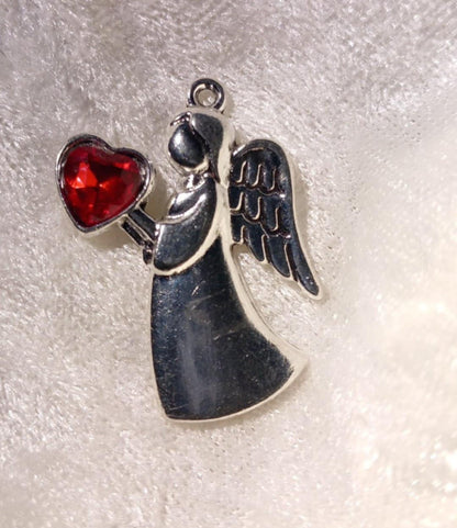 Beskyttelsesengel i metall.