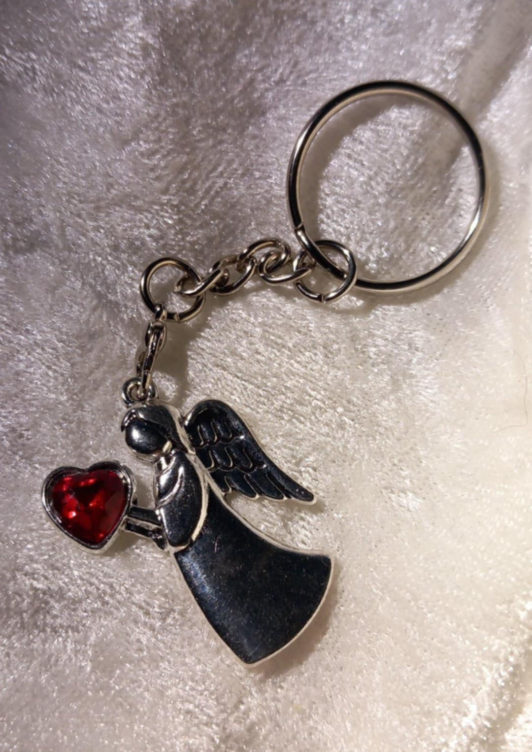 Beskyttelsesengel i metall.